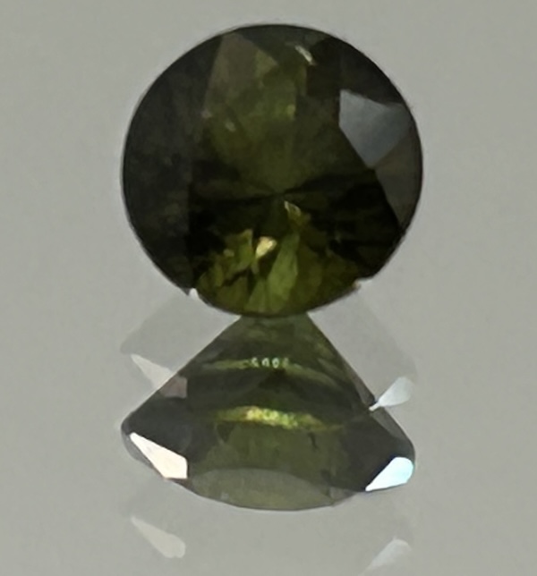 Green Sapphire – Round Brilliant Cut